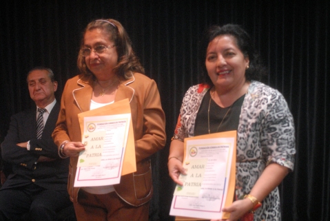 Mercedes Nolivo (i) y Ketty Flores, rectoras de los colegios Eloy Alfaro y Guayaquil, declaradas miembros honorarias.