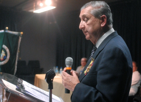 Guillermo Villacrés Smith, galardonado con la presea César Pérez Moscoso, en el discurso de agradecimiento.