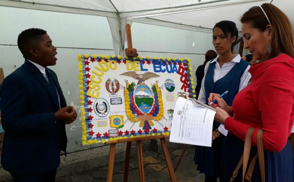 Joan Arroyo y Dayana Yandún expusieron el trabajo de la Unidad Educativa Francisco Rendón, con el que obtuvieron el primer lugar.
